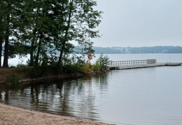 Uimaranta ja laituri.