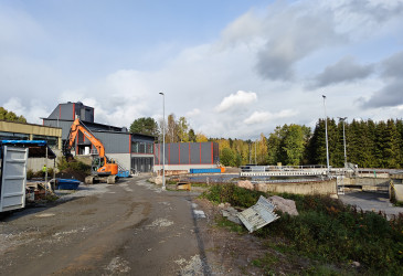 Jätevesilaitoksella kaivinkone työssä.