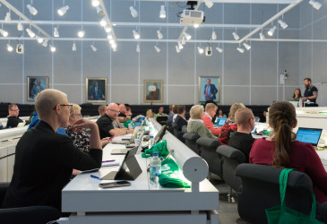Kaupunginvaltuuston kokous käynnissä. Valtuutetut istuvat kokoussalissa.