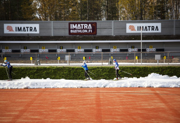 Hiihtäjiä Imatran ensilumenladulla.