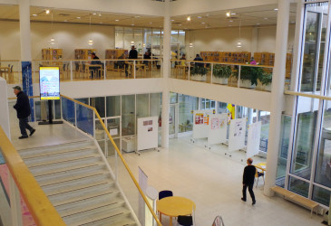Imatran pääkirjaston aula.