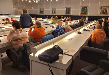 Ihmisiä istumassa valtuustosalin penkeissä.