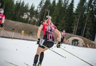 Ampumahiihtäjä Imatran ensilumenladulla.