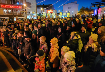 Ihmisiä kävelykadulla Imatralla.