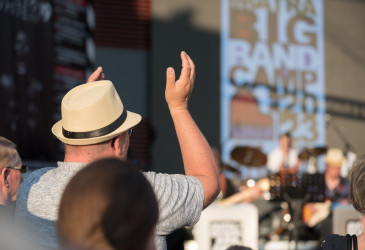Yleisöä Imatra Big Band Camp -konsertissa kesäisellä kävelykadulla.