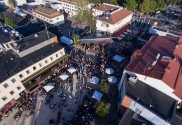Ilmakuva Imatrankoskelta. Vasemmalla kuvassa Väärätalo, oikealla Napinkulma ja kävelykadulla paljon ihmisiä.