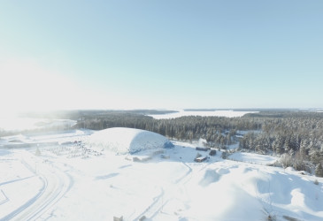 Ilmakuva Ukonniemi-stadionosta talviaikaan.
