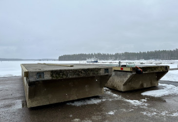 Kaksi aallonvaimenninta Lammassaaren satamassa talvella