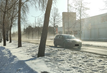 Keväinen katupöly ilmassa.