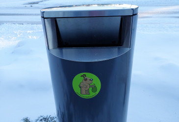 Vihreä ulkoroskis, johon on liimattu koirankakkaroskis-tarra.