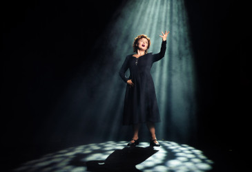 Näyttelijä Hanna Kaskela esittää Piafia Teatteri Imatrassa.