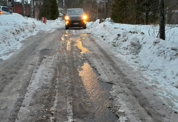 Putkirikosta aiheutunut vesi valuu asuinkadulle.