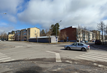 Risteysalueella auto kääntymässä.
