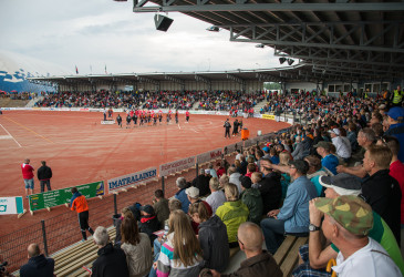 Pesäpalloa Ukonniemi-stadionilla.