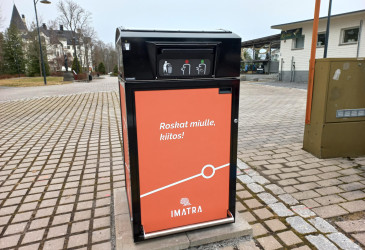 Musta-oranssi aurinkokennoroskis, jossa teksti Roskat miulle, kiitos!