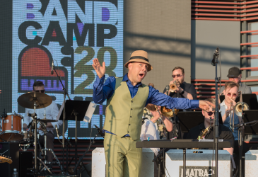 kapellimestari Antti Rissanen ja taustalla Imatra Big Band orkesteri.