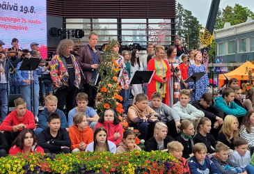 Aikuisia ja nuoria esiintyjiä Koskenpartaan lavalla Imatralla.