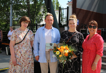 Mervi Hasu (vas.) ja Pia Rantanen (oik. palkitsivat Kukkakauppa Haakanan