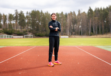  Kolmiloikkaaja Senni Salminen Imatran Ukonniemen urheilukentällä.