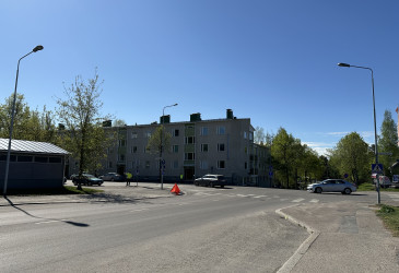 Koulukadun ja Lappeentien risteys kesällä. Kaksi autoa kääntymässä eri suuntiin.