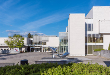 Kulttuuritalo Virta yleiskuvassa kesäisenä päivänä. 