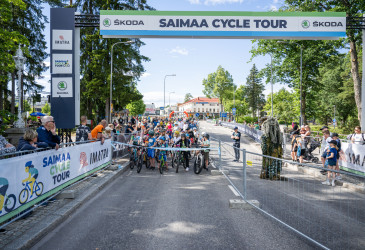 Polkupyöräilijöitä lähtönauhan takana odottamassa starttia Imatralla.