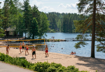 Rantalentopallon pelaajia Ukonlinnan uimarannalla.