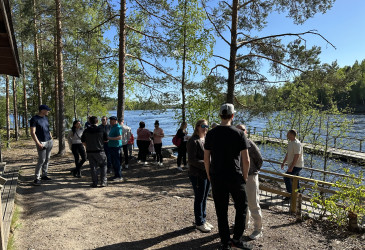 Uusia imatralaisia Neitsytniemen laavulla kesällä, Vuoksi taustalla.