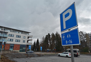 Parkkialue Imatrankoskella.