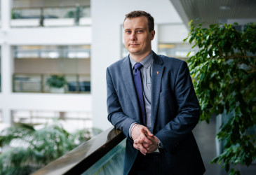 Kaupunginjohtaja Matias Hilden kaupungintalon aulassa.