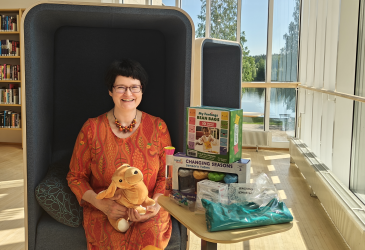 Kirjastonhoitaja Tiina Rossi Imatran pääkirjaston lukusalissa.