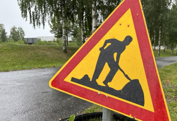 Tietyö-liikennemerkki kevyen liikenteen väylän vieressä.