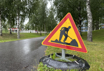 Rakennustyökyltti Mansikkalassa kevyen liikenteen väylän vieressä.
