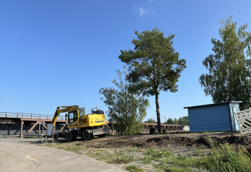 Kaivinkone Koskikadulla Mansikkakosken vanhan ratasillan läheisyydessä.