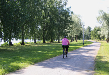 Pyöräilijä Vuoksen rannan kevyen liikenteen väylällä.