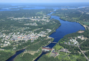 Ilmakuva kesäisestä Imatrasta ja Vuoksesta.