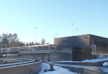Meltolan jätevedenpuhdistamo aurinkoisena kevätpäivänä.