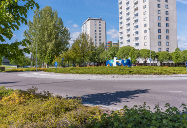 Mansikkalan liikenneympyrä ja kaksi tornitaloa.