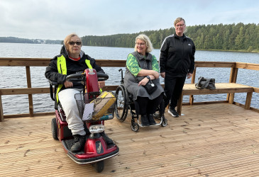 Marja Vainikainen, Auli Gröhn ja Anne Nissinen Ukonlinnan uimarannan maisemalaiturilla.