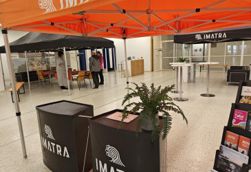 Liiketilassa Imatra-viirejä, katos ja sohvaryhmiä.