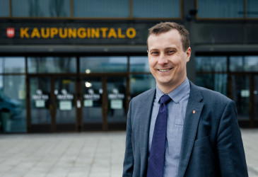 Imatran kaupunginjohtaja Matias Hilden kaupungintalon edustalla.