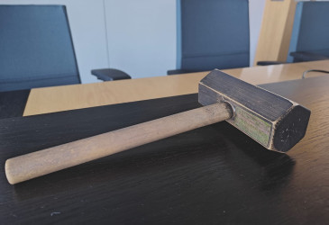 Kaupunginhallituksen kokousnuija.