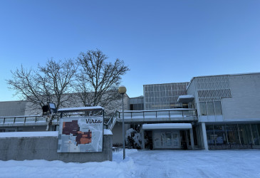 Imatran pääkirjasto talvisena päivänä.