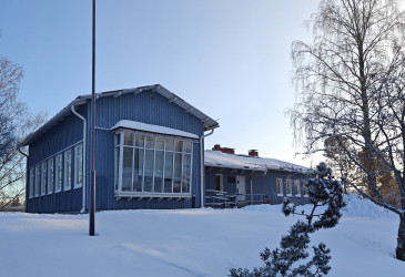 Sininen talo talvisäässä.