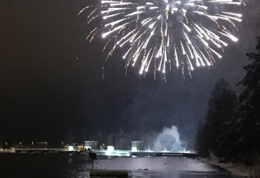 Ilotulitus Imatrankosken yllä.