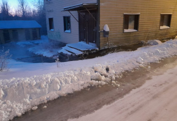 Omakotitalon vieressä kadulla vesivuodon jälkiä kadulla.