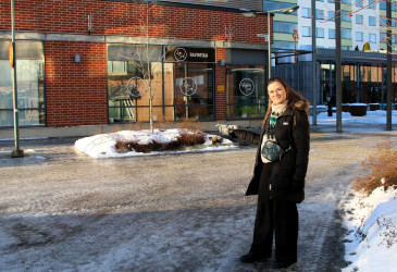 Johanna Mäkinen, nuorten palveluiden vastaava seisoo Imatrankoskella liikkeiden edessä.