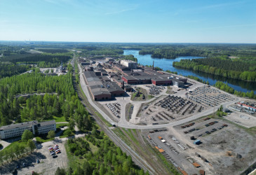 Ilmakuva Ovakon tehdasalueelta Imatralta kesällä. Kuva Anssi Puruskainen.