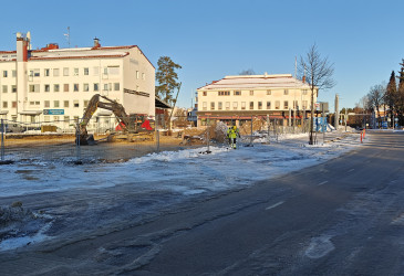 Napinkulman tyhjällä tontilla kaivinkone.