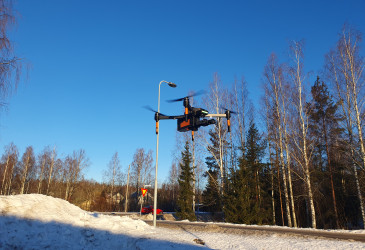 Robottikamera eli drooni talvisessa ympäristössä.